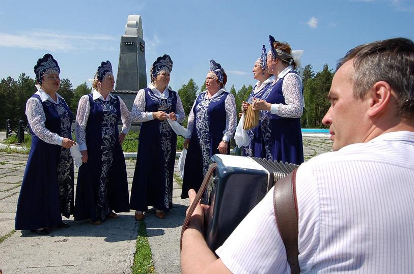 26. sechs neue Freundinen.JPG - sechs Freundinnen und Andrey - sie bedauern sehr, dass sich kaum noch junge Leute zur Erhaltung alter regionaler Traditionen finden.